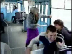 Бабка жжот в троллейбусе Бабка жжот в троллейбусе